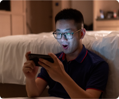 Homme souriant devant un Smartphone